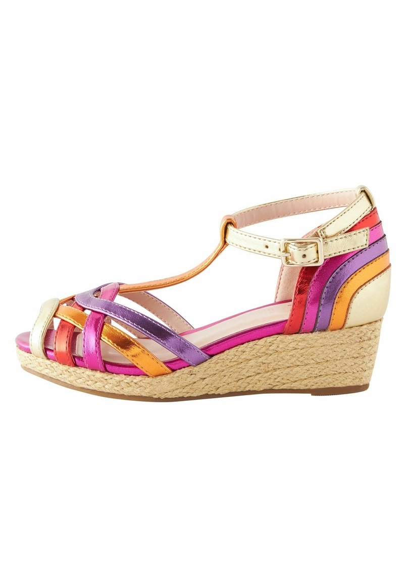 Multifarvet kile sandal med metalliske remme i pink, orange, lilla og guld; har en ankelrem og en vævet jute-lignende sål.