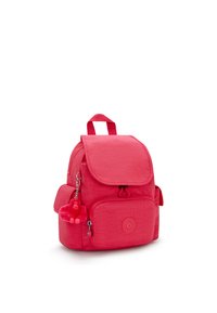Zaino in tessuto rosa con chiusura a patta, tasca frontale con zip, tasche laterali e un portachiavi a forma di scimmietta decorativo attaccato. Materiale leggero e testurizzato.