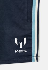 Jūriniai sportiniai šortai su šviesiai mėlynomis ir baltomis šoninėmis juostelėmis. Savybė - dekoratyvinis logotipas baltos spalvos ir mažas kišenė. Lygus, tamprus audinys.