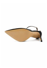 Schwarzer Wildleder-High-Heel-Schuh mit spitzem Zehenbereich und Knöchelriemen. Die Sohle ist braun mit einer glatten Textur. Verfügt über einen schlanken Stiletto-Absatz.