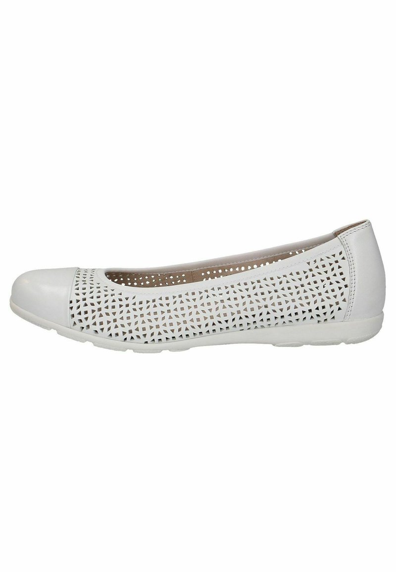 Ballet flat bianco con design perforato a taglio laser sui lati, punta liscia e soletta imbottita, dotato di suola in gomma flessibile.
