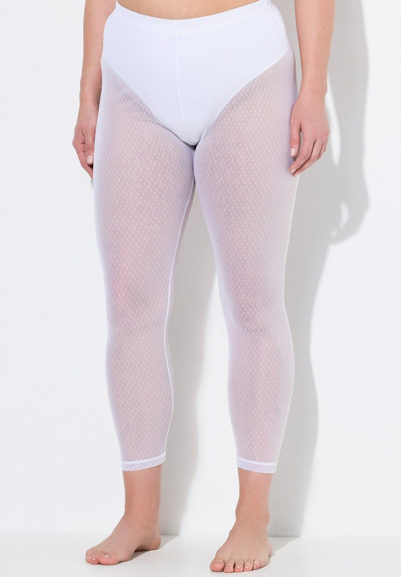 Des leggings en maille blanche présentent une texture à motif, une longueur courte et une taille élastique, mettant en avant un design transparent et respirant.