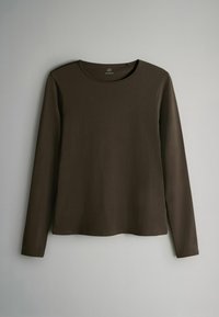 Cămașă maro cu mânecă lungă, realizată dintr-un material neted, cu decolteu rotund. Prezintă un design simplu și tiv drept la bază.