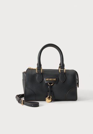 Čierna kabelka Love Moschino s dvojitými rúčkami, odnímateľným popruhom, zlatými kovaniami a príveskom v tvare srdca na prednej strane.
