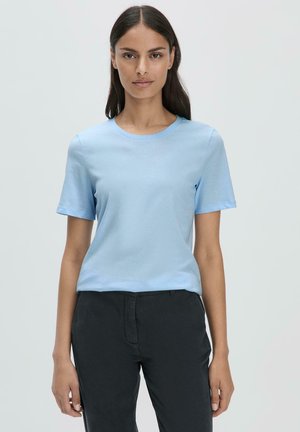 Lichtblauw, T-shirt met korte mouwen in een zachte, gladde stof met een ronde halslijn, gecombineerd met donkere, op maat gemaakte broeken.