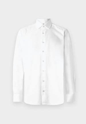 Bílá dlouhá košile s límečkem, s knoflíkovou přední stranou a manžetami na jeden knoflík. Hladká, jednobarevná tkanina bez vzorů nebo ozdob.