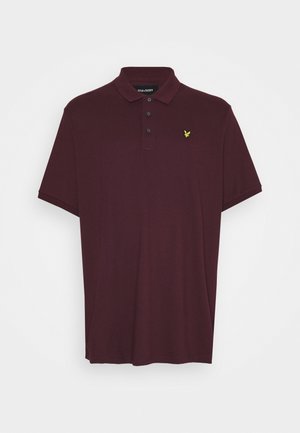 Donker bordeauxkleurig poloshirt met korte mouwen, drie knopen en een klein geel geborduurd logo op de linkerborst.