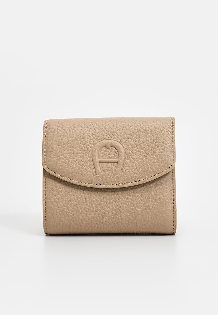 Beige Lederportemonnaie mit strukturierter Oberfläche, runder Klappe, geprägtem Logo auf der Vorderseite und minimalistischer Gestaltung.