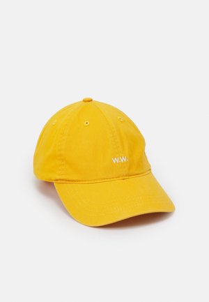 Casquette de baseball jaune avec petit logo blanc "W.W." brodé à l'avant, présentée sur un fond blanc uni.