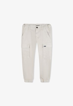 Pantaloni cargo beige chiaro con vita elasticizzata, polsini affusolati, tasche laterali e tasche cargo. Presentano una toppa con il marchio sul davanti.