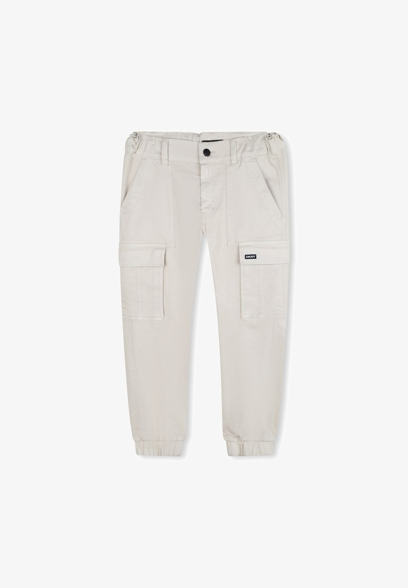 Pantaloni cargo beige chiaro con vita elasticizzata, polsini affusolati, tasche laterali e tasche cargo. Presentano una toppa con il marchio sul davanti.