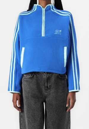 Blauwe fleece pullover met een halflange ritskraag, lichtblauwe strepen op de mouwen en een voorzak. Gelaagd stof en een relaxte pasvorm.