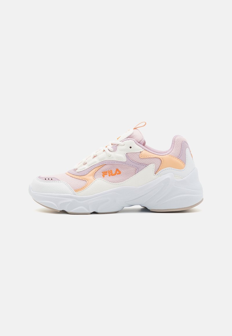 Baskets FILA blanches, roses et pêche avec panneaux en mesh et cuir, semelle épaisse et fermeture à lacets, vues de profil.