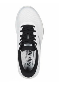 Zapato blanco tipo slip-on de malla con cordones negros, punta redondeada, logo en el lateral y plantilla con estampado. Textura suave con interior acolchado.