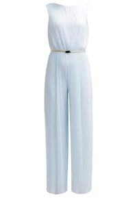Combinaison sans manches bleu clair plissée avec jambes larges et fine ceinture beige à la taille.