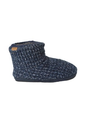 Botín de zapatilla tejido de color azul oscuro con un forro interior suave y una suela baja de goma, mostrado de lado sobre un fondo blanco.