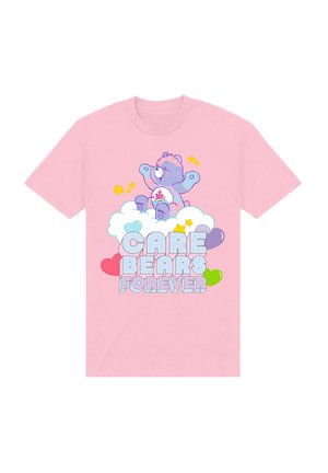 Lyserød bomulds-T-shirt med en lilla bjørn karakter, farverige stjerner og skyer, og teksten "CARE BEARS FOREVER" i fede bogstaver.