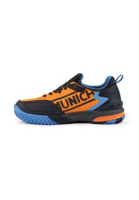 Chaussure de sport noire et orange avec une semelle en caoutchouc bleue. Caractérisée par de grandes lettres "MUNIC", des accents texturés et des détails en maille respirante.