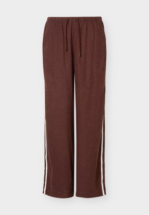 Καφέ παντελόνι σε φαρδιά γραμμή με λευκές πλαϊνές ρίγες, ελαστική μέση και κορδόνι, παρουσιάζεται σε απλό φόντο.