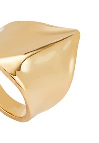 Anillo dorado con una superficie lisa y ondulada y bordes redondeados; hecho de metal, presenta un acabado pulido.