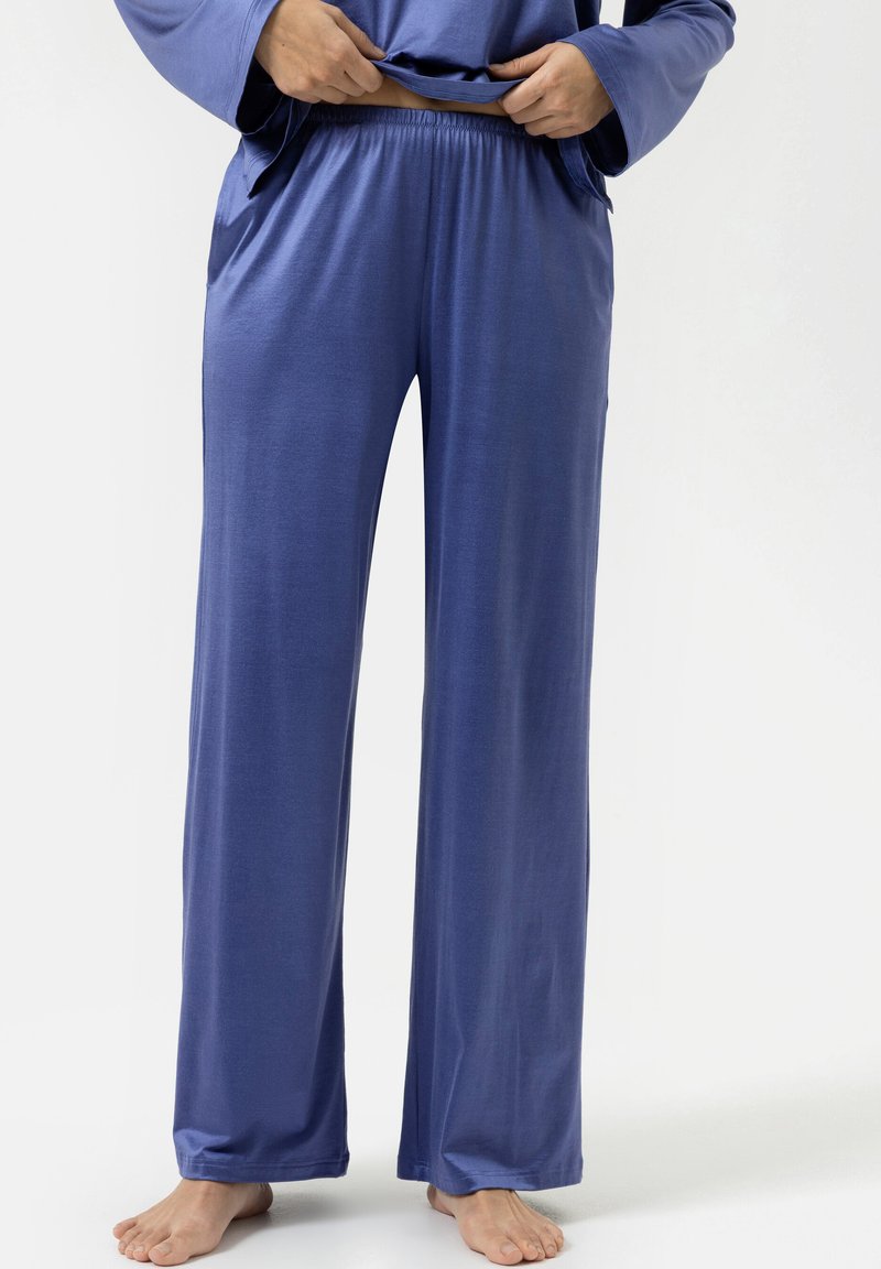 Blauwe, losse pyjamabroeken met een zachte textuur, elastische tailleband en zijzakken, ontworpen voor comfort en gemakkelijke beweging.