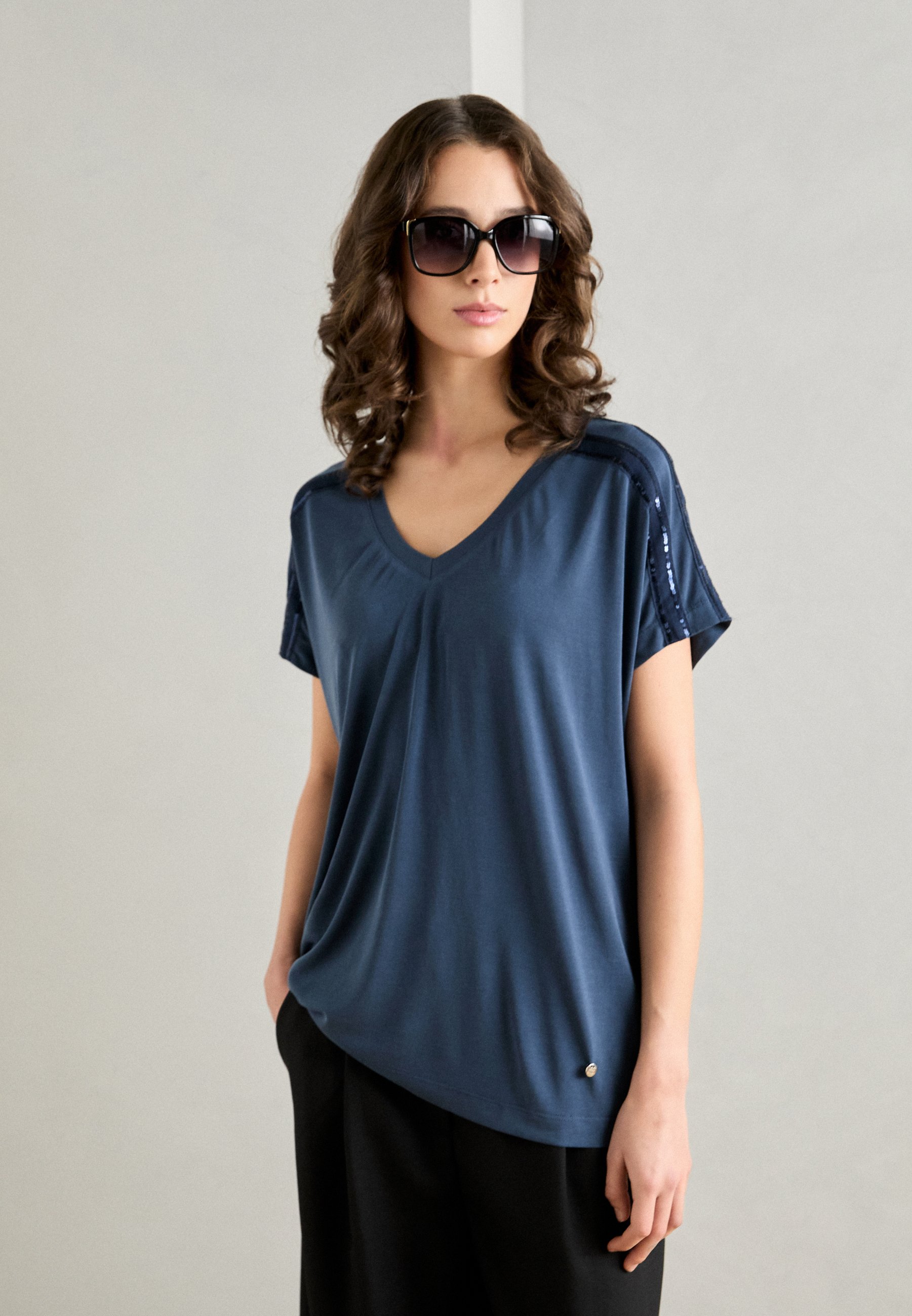 売れ筋商品|||モス モッシュ Tシャツ レディース トップス V NECK SEQUIN TEE - Print T-shirt - spellbound Mos Mosh V NECK SEQUIN TEE - Print T-shirt - spellbound/blue