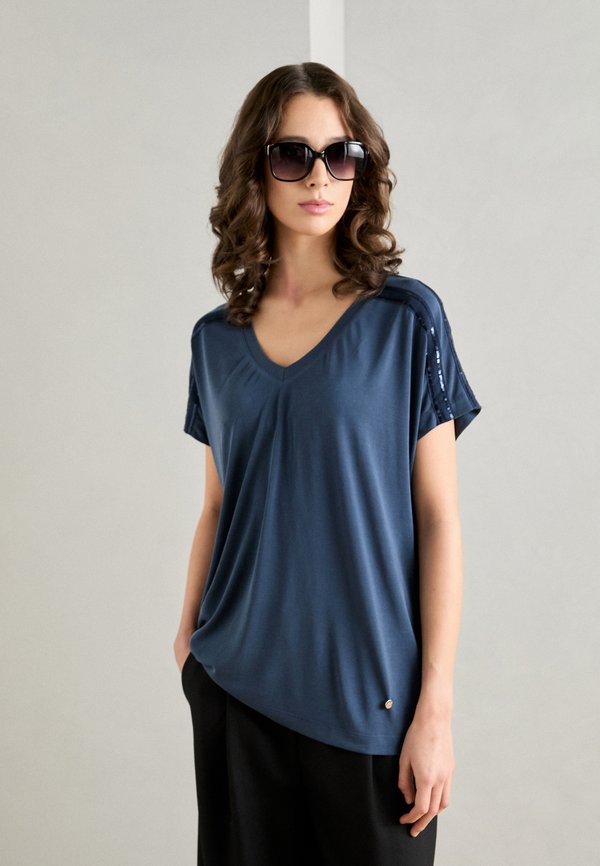 V NECK SEQUIN TEE - Print T-shirt - spellbound