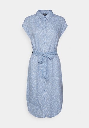 Vestito azzurro chiaro a maniche corte con bottoni, motivo astratto bianco e cintura annodata in vita su sfondo uniforme.