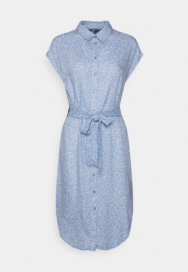 Robe bleu clair à manches courtes avec boutons, motif abstrait blanc et ceinture nouée à la taille sur fond uni.