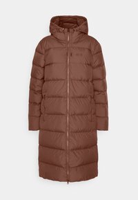 Brun puffjacka med huva, som har dragkedja fram, sidofickor och stickade sektioner för isolering. Slät tygtextur.