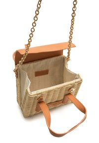Sac à main en paille tissée avec un rabat et des poignées en cuir beige. Bandoulière chaîne dorée. Intérieur doublé de tissu beige avec une étiquette.