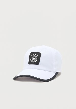 Casquette de baseball blanche avec un liseré noir sur la visière, présentant un écusson noir avec quatre étoiles et l'emblème de la fédération allemande de football à l'avant.