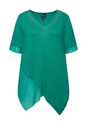 Top verde de manga corta con escote en V, que presenta un dobladillo curvado y una capa transparente. Decorado con pedrería alrededor del escote.