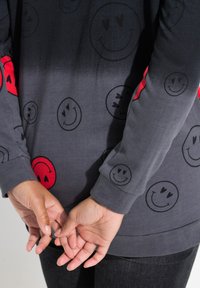 Angel of Style FARBVERLAUF SMILEY - Sudadera - black