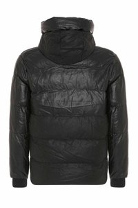 Schwarze Pufferjacke mit einem strukturierten Design und hohem Kragen. Verfügt über elastische Manschetten und ein horizontal gestepptes Muster.