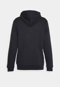Sudadera de algodón negra con capucha ajustable, con puños y dobladillo acanalados. Textura suave con diseño liso, sin logotipos ni patrones visibles.