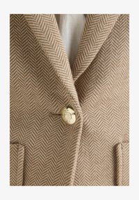 Sélectionné, tan brown