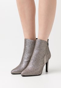 Marco Tozzi BY GUIDO MARIA KRETSCHMER - High Heel Stiefelette - taupe metallic