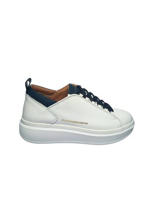Biały skórzany sneaker z czarnymi sznurowadłami, granatową naszywką na pięcie, grubą białą podeszwą oraz złotym logo "Alexander Smith" po boku.