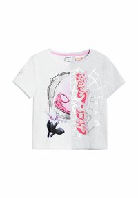 Grå kortärmad t-shirt med en delad design som har en Ghost-Spider-grafik, rosa accenter och ett nätmönster på högra sidan.