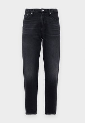 Černé slim-fit džíny s pěti kapsami, předním knoflíkem a jemným vyblednutím na stehnech, vystavené na bílém pozadí.