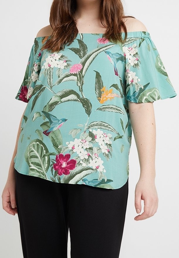 Top dénudé épaules en tissu teal clair avec des motifs floraux et d'oiseaux tropicaux, des manches courtes évasées et une coupe décontractée.