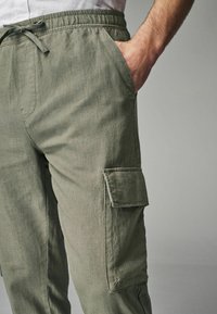 Next ELASTICATED DRAWSTRING  - REGULAR FIT - Kargopüksid - khaki green