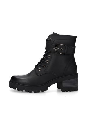Schwarze Knöchelstiefel aus Leder mit Schnürung an der Vorderseite, einem Schnallenriemen und einem klobigen, strukturierten Absatz. Auffällige Profiltsohle für besseren Halt.