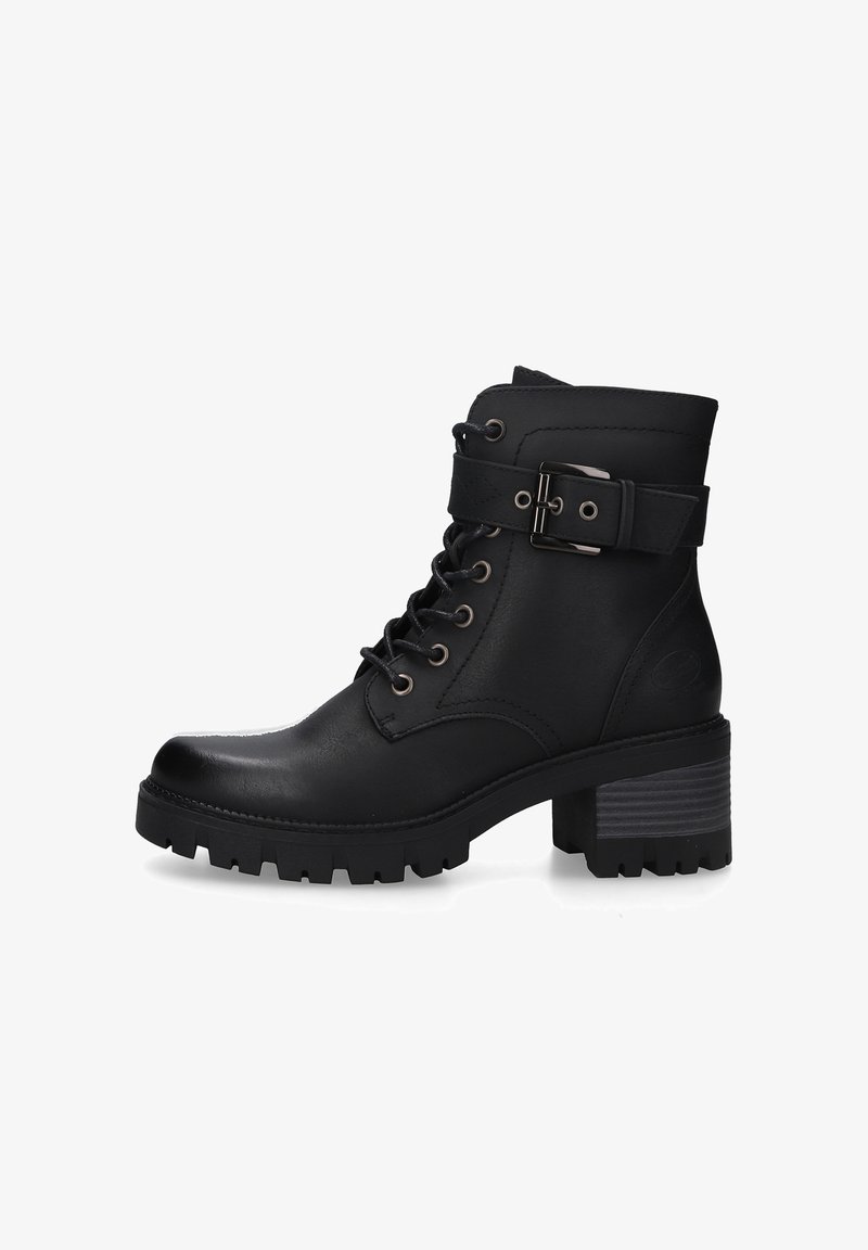 Schwarze Knöchelstiefel aus Leder mit Schnürung an der Vorderseite, einem Schnallenriemen und einem klobigen, strukturierten Absatz. Auffällige Profiltsohle für besseren Halt.