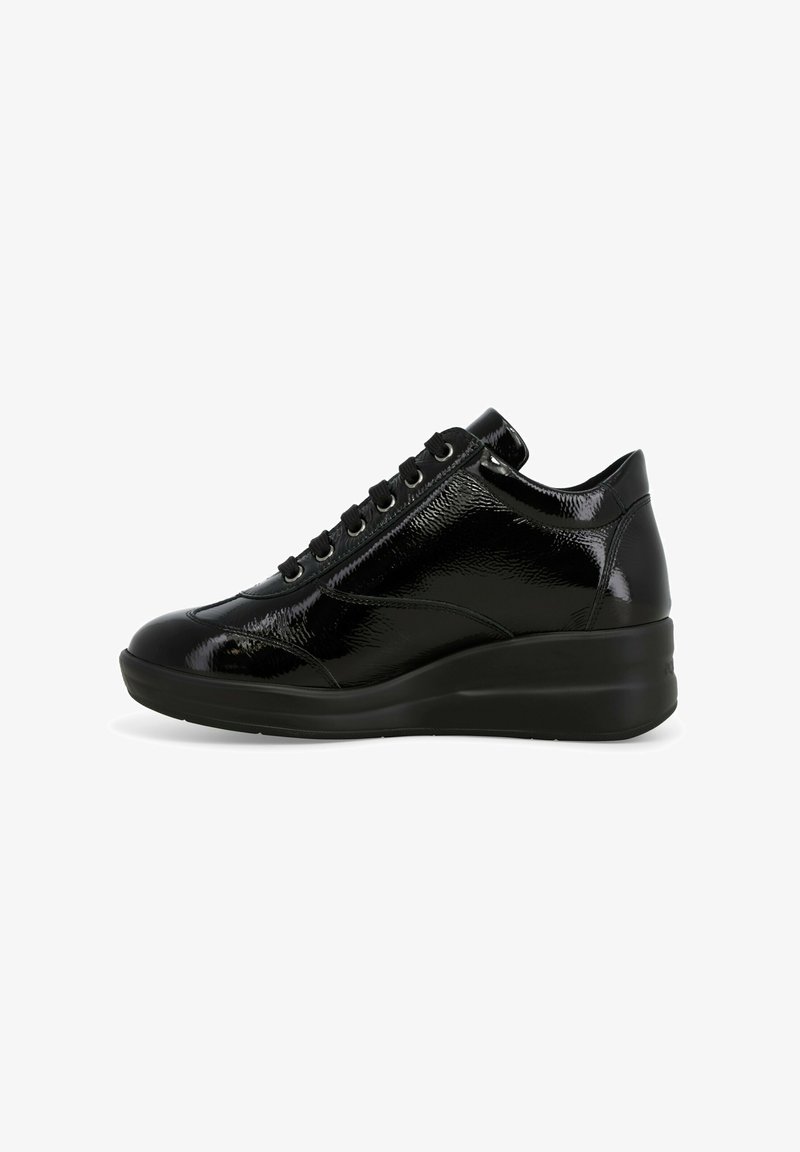Sneakers in pelle verniciata nera con punta arrotondata, design con lacci e tacco a cuneo. Texture liscia e dettagli di cuciture tonali.