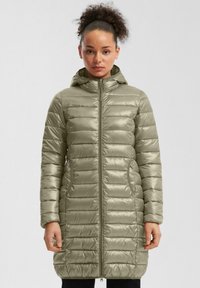 Vycpaná kapucňová bunda v svetlo olivovej farbe, so zipsom vpredu, dvoma bočnými vreckami a horizontálne prešívanou textúrou.