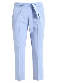 Vaaleansiniset räätälöidyt housut, joissa on vyötäröllä vyö, pleatattu etuosa ja lyhennetty pituus. Valmistettu sileästä materiaalista, jossa on puhdas design.