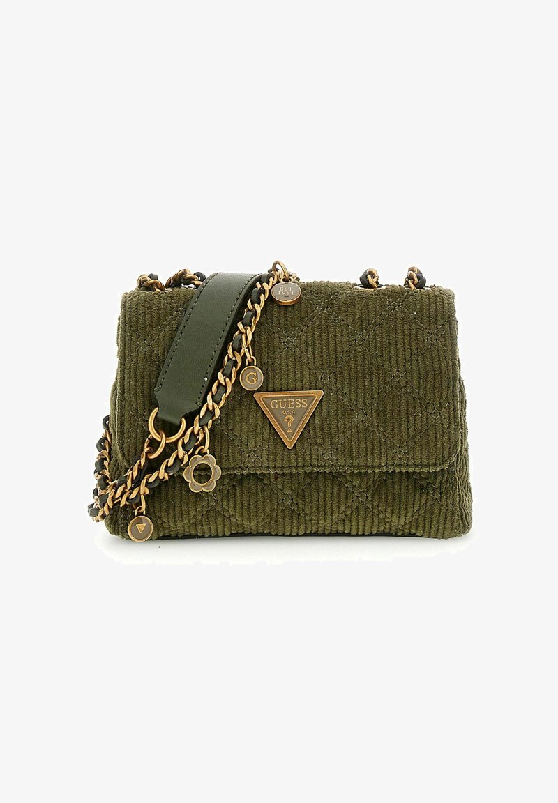 Sac à main en velours côtelé vert olive avec une texture matelassée, orné d'une chaîne en métal doré, et d'un accent en triangle avec logo de la marque. Détails en métal doré.