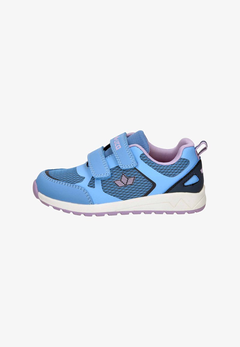 Helles blaues Sportshoe mit Obermaterial aus Mesh und Synthetik, ausgestattet mit doppelten Velcro-Riemen, lila Akzenten und einer strukturierten Gummisohle.